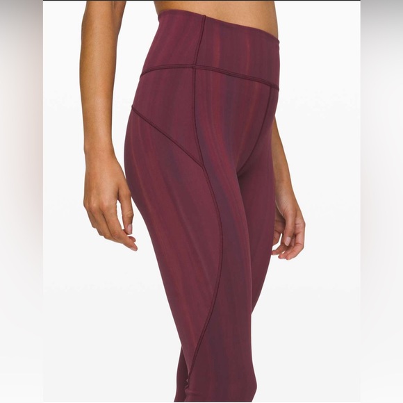 ❤️‍🔥Lululemon In Movement Crop 23" *Everlux
Linear Spray Dye White Garnet - Picture 3 of 5